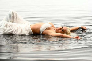 Karol G sorprende con su presentación en los Premios Billboard 2023