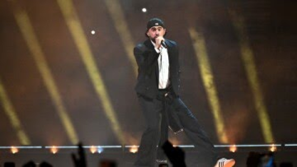 Bad Bunny cambia el micrófono por el bate