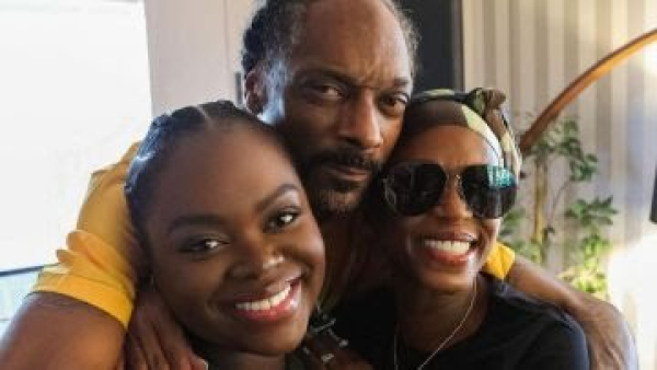 Hija de Snoop Dogg sufrió derrame cerebral a sus 24 años