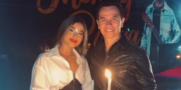 Jhonny Rivera confiesa que su novia 30 años menor vive con sus papás: &#039;No es mi esposa&#039;
