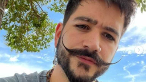 El extravagante avión de Camilo Echeverry; hasta tiene un bigote gigante