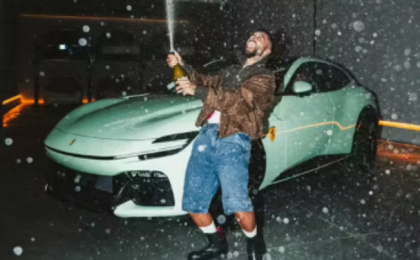 Maluma estrenó su Ferrari y fue detenido por tránsito en Medellín