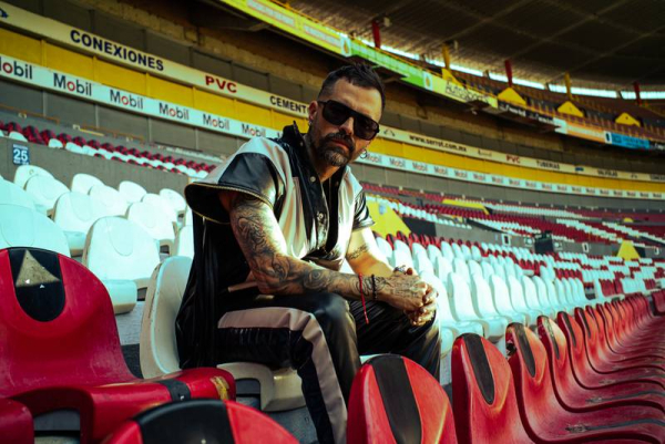 Mike Bahía se cansó de que le roben la platica y se va de Colombia