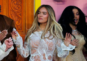 Karol G acompaña a Bad Bunny en el show del Super Bowl
