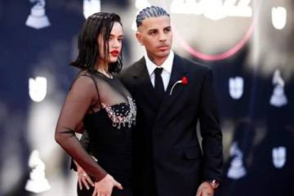 Rosalía y Rauw Alejandro sorprenden con su anillo de compromiso en nueva canción
