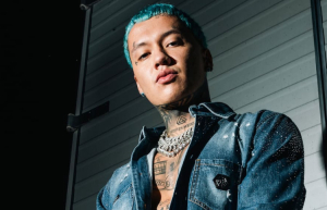 Blessd sorprende en Bogotá al regalar una casa a una fan