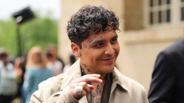 Nodal debuta en el ambiente futbolístico