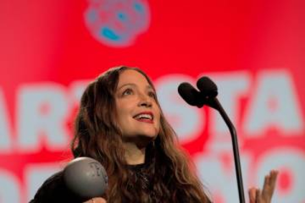 La mexicana Natalia Lafourcade venció a los grandes reguetoneros en los Premios Rolling Stone