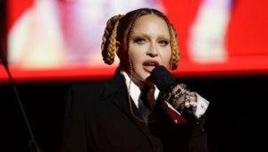 Madonna bromea sobre la &quot;hinchazón por la cirugía&quot;