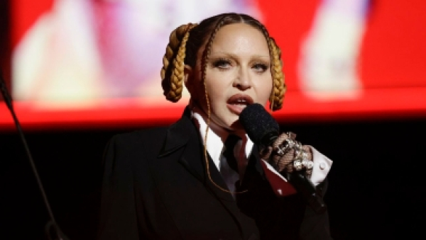 Madonna bromea sobre la &quot;hinchazón por la cirugía&quot;