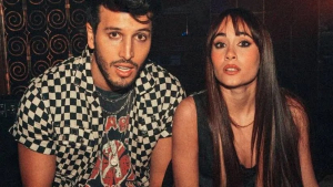 Sebastián Yatra y Aitana confirman su relación con un beso, mientras pasean por Ibiza