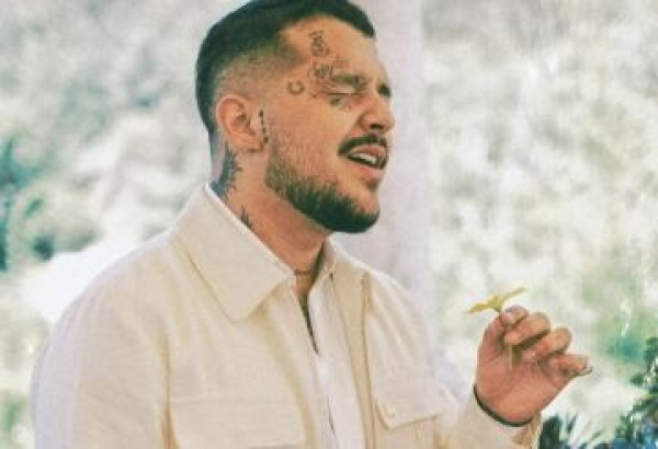 Christian Nodal sorprendió con nueva apariencia con menos tatuajes: así avanza su proceso