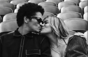 Karol G y Bruno Mars estrenan video de ‘Still’