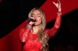 Karol G debuta como “ángel” en el icónico desfile de Victoria’s Secret