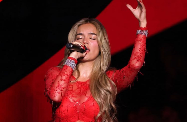 Karol G debuta como “ángel” en el icónico desfile de Victoria’s Secret