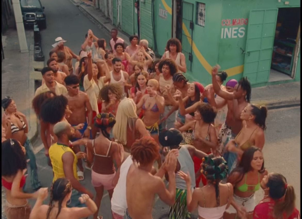 Karol G arrasó frente a la Torre Eiffel