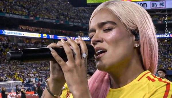 Karol G cantó el himno en la final