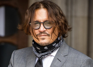 Johnny Depp lleva su arte a Londres y revive la polémica