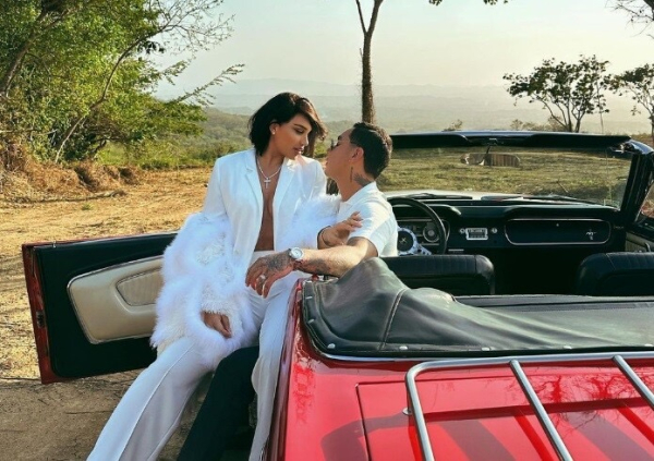 Andrea Valdiri y el regalazo que le dio Felipe Saruma por su primer aniversario de casados