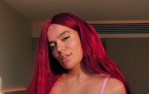 La millonada que costó el outfit que usó Karol G en el concierto de Feid