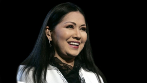 Ana Gabriel regaña a una persona de su equipo en vivo