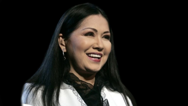 Ana Gabriel regaña a una persona de su equipo en vivo