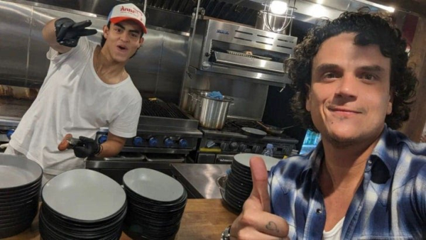 &quot;Excelente ejemplo&quot;: Silvestre Dangond, cantante colombiano, presumió con orgullo que su hijo vende comida rápida