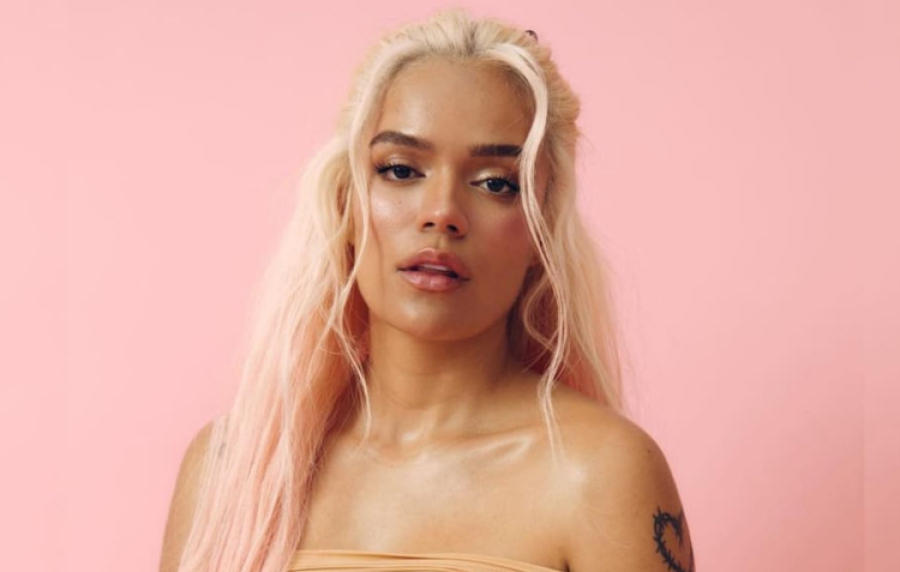 Karol G continúa el tour de su fundación “Con Cora” en Colombia