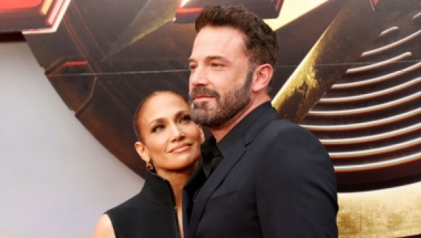 Jennifer Lopez muestra los abdominales de Ben Affleck en un inusual tributo por el Día del Padre