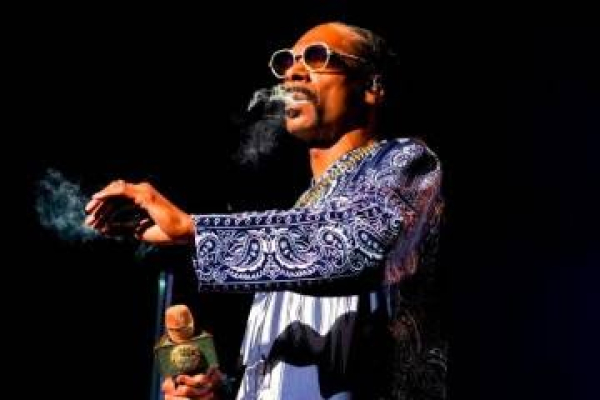 Primero deja el rap que la bareta: Snoop Dog seguirá fumando y todo se trata de una publicidad