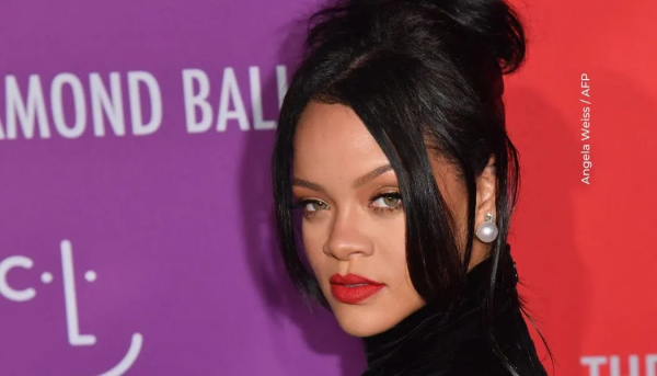 Rihanna se disfraza de monja