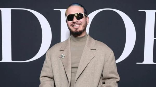 J Balvin causó impacto en la Semana de la Alta Costura de París al desfilar en falda