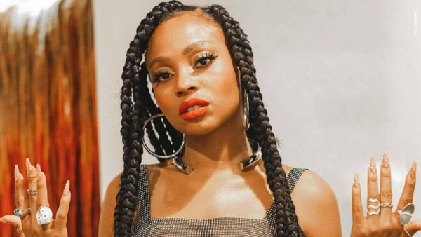 Goyo es fuertemente criticada por haber llevado un gato encadenado a su presentación en los Premios Nuestra Tierra