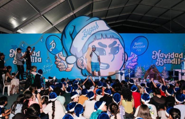 Blessd celebra con su barrio y sus fanáticos