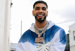 Piden a Karol G denunciar a Anuel por acoso tras presentación en que mostró particular mensaje