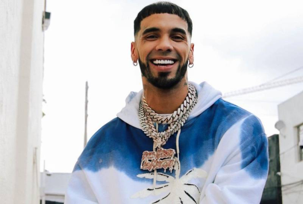 Piden a Karol G denunciar a Anuel por acoso tras presentación en que mostró particular mensaje