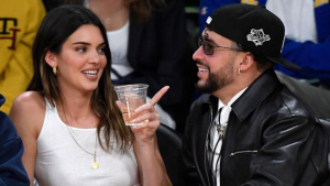 “Sal de ahí”, le dicen a Bad Bunny por imágenes con Kendall Jenner en juego de la NBA